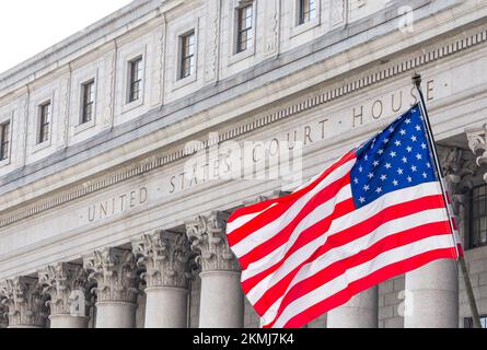 US-Nationalflagge, die vor dem US Court House in New York im Wind weht Stockfoto