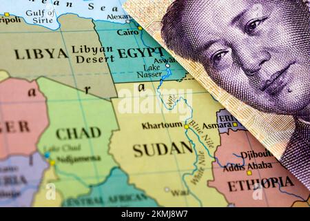 Nahaufnahme einer chinesischen Yuan-Banknote auf einer Karte von Afrika Stockfoto