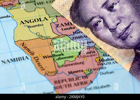Nahaufnahme einer chinesischen Yuan-Banknote auf einer Karte von Afrika Stockfoto