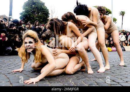 Rom, Italien. 26.. November 2022. Aufführung während der Demonstrationsgewalt gegen Frauen. (Kreditbild: © Evandro Inetti/ZUMA Press Wire) Stockfoto