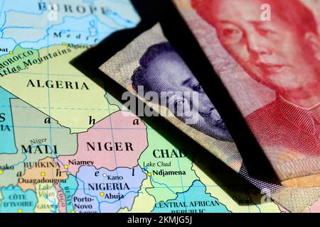 Nahaufnahme chinesischer Yuan-Banknoten auf einer Karte von Afrika Stockfoto