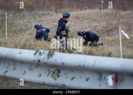 Kherson, Ukraine. 16.. November 2022. Die ukrainischen Spießer führen Minenräumungen an dem Ort durch, an dem die jüngsten Kämpfe zwischen den russischen und ukrainischen Armeen am Stadtrand von Kherson stattfanden. (Foto: Oleksii Chumachenko/SOPA Image/Sipa USA) Guthaben: SIPA USA/Alamy Live News Stockfoto