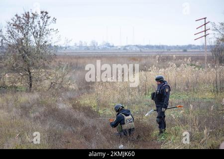 Kherson, Ukraine. 16.. November 2022. Die ukrainischen Spießer führen Minenräumungen an dem Ort durch, an dem die jüngsten Kämpfe zwischen den russischen und ukrainischen Armeen am Stadtrand von Kherson stattfanden. (Foto: Oleksii Chumachenko/SOPA Image/Sipa USA) Guthaben: SIPA USA/Alamy Live News Stockfoto