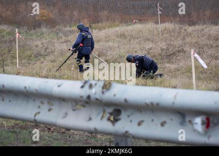 Kherson, Ukraine. 16.. November 2022. Die ukrainischen Spießer führen Minenräumungen an dem Ort durch, an dem die jüngsten Kämpfe zwischen den russischen und ukrainischen Armeen am Stadtrand von Kherson stattfanden. (Foto: Oleksii Chumachenko/SOPA Image/Sipa USA) Guthaben: SIPA USA/Alamy Live News Stockfoto