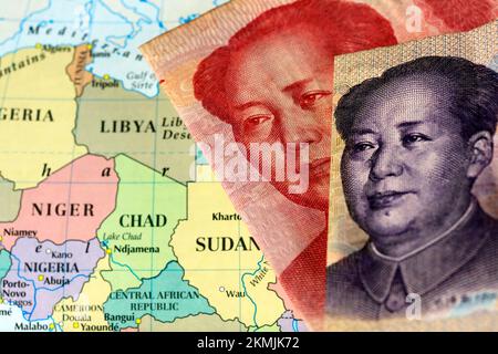 Nahaufnahme chinesischer Yuan-Banknoten auf einer Karte von Afrika Stockfoto