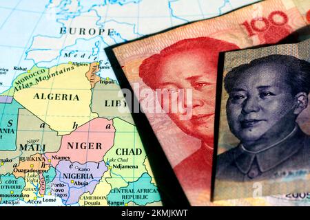 Nahaufnahme chinesischer Yuan-Banknoten auf einer Karte von Afrika Stockfoto