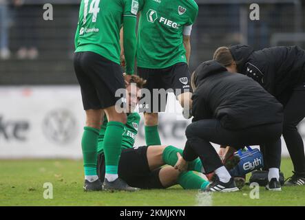 Bochum, Deutschland. 26.. November 2022. firo: 26.11.2022, Fußball: Staffel 2022/2023, 22/23 Regionalliga West: Matchday 18 SG Wattenscheid 09 - Preussen Munster, Münster, SCP, Preussia 4:5 Alexander Hahn, wird behandelt Kredit: dpa/Alamy Live News Stockfoto