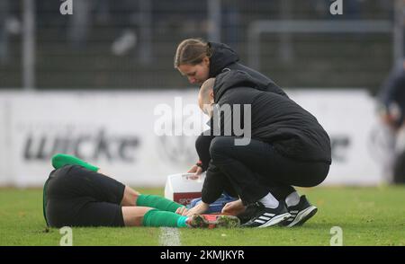 Bochum, Deutschland. 26.. November 2022. firo: 26.11.2022, Fußball: Staffel 2022/2023, 22/23 Regionalliga West: Matchday 18 SG Wattenscheid 09 - Preussen Munster, Münster, SCP, Preussia 4:5 Alexander Hahn, wird behandelt Kredit: dpa/Alamy Live News Stockfoto