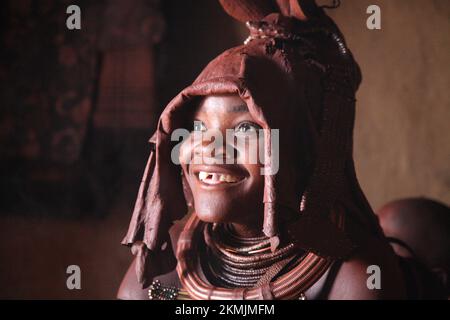 NAMIBIA, Kaokoland, Opuwo, der junge Himba, der seine Hochzeitskleidung und seinen Schmuck angezogen hat Stockfoto