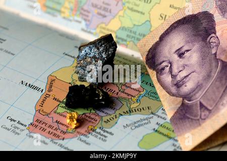 Nahaufnahme einer Yuan-chinesischen Banknote und Seltenerdmetalle auf einer Karte von Afrika Stockfoto