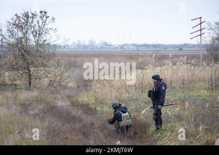 Kherson, Ukraine. 16.. November 2022. Die ukrainischen Spießer führen Minenräumungen an dem Ort durch, an dem die jüngsten Kämpfe zwischen den russischen und ukrainischen Armeen am Stadtrand von Kherson stattfanden. (Kreditbild: © Oleksii Chumachenko/SOPA Images via ZUMA Press Wire) Stockfoto