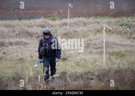 Kherson, Ukraine. 16.. November 2022. Ein ukrainischer Sapper räumt Minen am Ort der jüngsten Kämpfe zwischen den russischen und ukrainischen Armeen am Stadtrand von Kherson. (Kreditbild: © Oleksii Chumachenko/SOPA Images via ZUMA Press Wire) Stockfoto