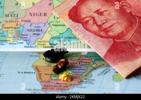 Nahaufnahme einer Yuan-chinesischen Banknote und Seltenerdmetalle auf einer Karte von Afrika Stockfoto