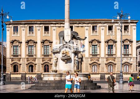 Fontana dell Elefante (Elefantenbrunnen) und Palazzo degli Elefante (Rathaus) im Hintergrund, Piazza del Duomo, Catania, Sizilien, Italien Stockfoto