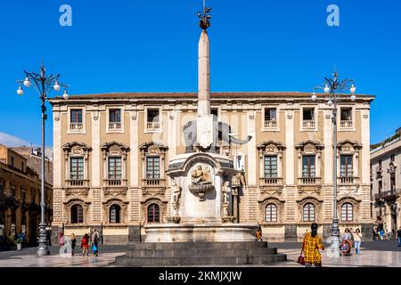 Fontana dell Elefante (Elefantenbrunnen) und Palazzo degli Elefante (Rathaus) im Hintergrund, Piazza del Duomo, Catania, Sizilien, Italien Stockfoto