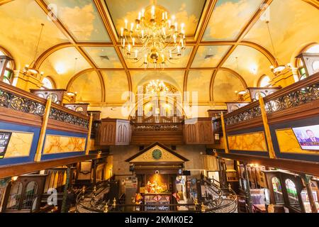 England, Kent, Folkestone, Wetherspoon Pub, Samuel Peto, Eine umgebaute Kapelle Stockfoto