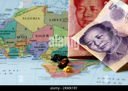 Nahaufnahme einer Yuan-chinesischen Banknote und Seltenerdmetalle auf einer Karte von Afrika Stockfoto