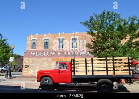 Roter Lastwagen an der Ecke in Winslow geparkt. Arizona. USA. Stockfoto