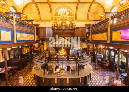 England, Kent, Folkestone, Wetherspoon Pub, Samuel Peto, Eine umgebaute Kapelle Stockfoto