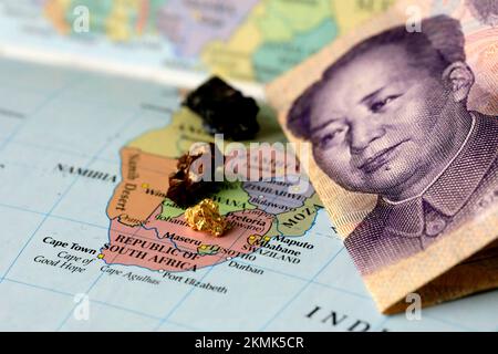 Nahaufnahme einer Yuan-chinesischen Banknote und Seltenerdmetalle auf einer Karte von Afrika Stockfoto