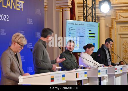 Kiew, Ukraine. 26. November 2022. Der ukrainische Präsident Volodymyr Zelenskyy, Zentrum, hört auf eine Antwort des belgischen Premierministers Alexander De Croo während der Pressekonferenz zum Abschluss des ersten Internationalen Gipfels für Ernährungssicherheit im Mariinsky-Palast am 26. November 2022 in Kiew, Ukraine. Von links nach rechts: Litauischer Premierminister Ingrida SIMONYTE, belgischer Premierminister Alexander De Croo, ukrainischer Präsident Wolodymyr Zelenskyy, ungarischer Premierminister Katalin Novak und polnischer Premierminister Mateusz Morawiecki. Kredit: Ukrainischer Ratsvorsitz/Ukrainischer Präsident Stockfoto