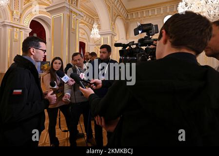 Kiew, Ukraine. 26.. November 2022. Der polnische Ministerpräsident Mateusz Morawiecki, Linke, beantwortet eine Frage der Medien während eines Tauschs mit den polnischen Medien zum Abschluss des ersten Internationalen Gipfels für Ernährungssicherheit im Mariinsky-Palast am 26. November 2022 in Kiew, Ukraine. Kredit: Ukrainischer Ratsvorsitz/Pressestelle Des Ukrainischen Präsidenten/Alamy Live News Stockfoto