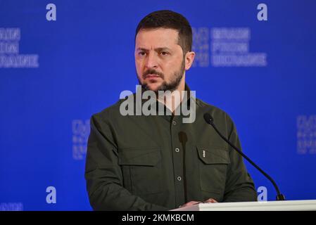 Kiew, Ukraine. 26.. November 2022. Der ukrainische Präsident Wolodymyr Zelenskyy, Center, hört auf eine Frage der Medien während der Pressekonferenz zum Abschluss des ersten Internationalen Gipfels für Ernährungssicherheit im Mariinsky-Palast am 26. November 2022 in Kiew, Ukraine. Kredit: Ukrainischer Ratsvorsitz/Pressestelle Des Ukrainischen Präsidenten/Alamy Live News Stockfoto