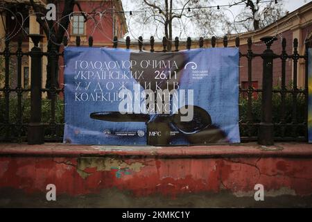 Ein Blick auf das Ausstellungsposter „Holodomor: Durch die Augen ukrainischer Künstler. Die Ausstellung der Sammlung Morgan Williams (amerikanischer Unternehmer und öffentliche Figur) wurde am 26,2022. November im Odessa Art Museum eröffnet. Der Holodomor, auch bekannt als die Terror-Hungersnot, war von 1932 bis 1933 eine von Menschenhand verursachte Hungersnot in der sowjetischen Ukraine, bei der Millionen von Ukrainern ums Leben kamen. Der Holodomor war Teil der größeren sowjetischen Hungersnot von 1932-1933, die die wichtigsten Getreideanbaugebiete des Landes betraf. (Foto: Viacheslav Onyschtschenko/SOPA Images/Sipa USA) Stockfoto