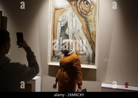 Die Besucher bewunderten die Kunstwerke während der Ausstellung „Holodomor: Durch die Augen ukrainischer Künstler“. Die Ausstellung der Sammlung Morgan Williams (amerikanischer Unternehmer und öffentliche Figur) wurde am 26,2022. November im Odessa Art Museum eröffnet. Der Holodomor, auch bekannt als die Terror-Hungersnot, war von 1932 bis 1933 eine von Menschenhand verursachte Hungersnot in der sowjetischen Ukraine, bei der Millionen von Ukrainern ums Leben kamen. Der Holodomor war Teil der größeren sowjetischen Hungersnot von 1932-1933, die die wichtigsten Getreideanbaugebiete des Landes betraf. (Foto: Viacheslav Onyschtschenko/SOPA Images/Sipa USA) Stockfoto