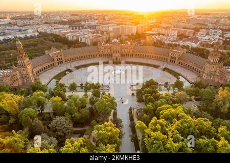 Plaza de Espana bei Sonnenaufgang in Sevilla, Spanien. Luftaufnahme Stockfoto