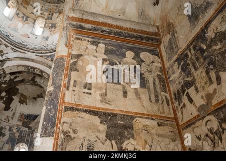 Historische christliche Fresken der ruinierten armenischen Kirche in Ani, Kars, Türkei Stockfoto