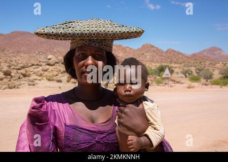 NAMIBIA. Damaraland. Mutter und Sohn Hereros-Ureinwohner des südlichen Afrika Stockfoto