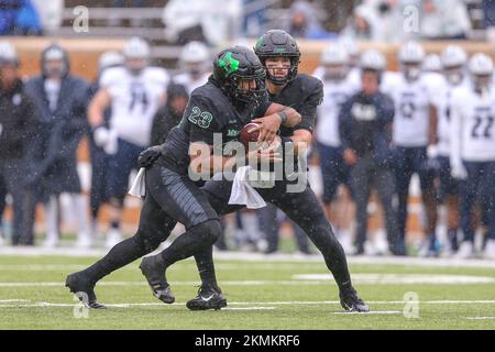 Denton, TX, USA. 26.. November 2022. North Texas Mean Green Runningback Isaiah Johnson (23) übergibt im Apogee Stadium in Denton, Texas, die zweite Hälfte des NCAA-Fußballspiels zwischen den Rice Owls und dem North Texas Mean Green im Apogee Stadium in Denton, TX, dem Quarterback North Texas Mean Green (2). Ron Lane/CSM/Alamy Live News Stockfoto