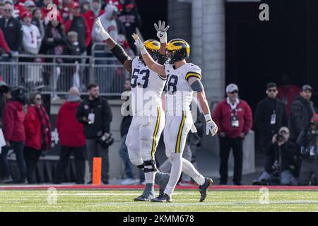 Columbus, Ohio, USA. 26.. November 2022. Michigan Wolverines Offensive Lineman Trente Jones (53) und Michigan Wolverines Tight End Colston Loveland (18) halten vier Finger hoch, um das vierte Quartal des Spiels zwischen den Michigan Wolverines und den Ohio State Buckeyes im Ohio Stadium, Columbus, Ohio, zu beginnen. (Kreditbild: © Scott Stuart/ZUMA Press Wire) Stockfoto