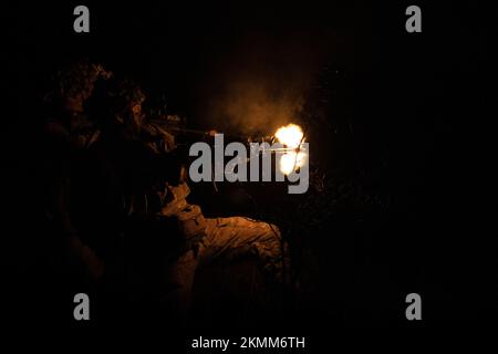 USA Army Soldier Sgt. Jacob Lensbouer, einem 1-502. Bataillon zugeteilt, 2.. Brigaden-Kampfteam, 101.. Luftwaffendivision (Luftangriff), führt Übung Black Scorpion mit Verbündeten der nordamerikanischen Vertragsorganisation ‚NATO‘ auf einer vorderen Operationsbasis in Rumänien vom 21. November bis 26. November 2022 durch. Soldaten teilen ihr Wissen und ihre Erfahrungen, um die Einsatzbereitschaft zu stärken und mit unseren NATO-Verbündeten Zusammenhalt zu zeigen. Sie verbessern weiterhin ihre Geschwindigkeit, Haltung, Transparenz und Ausrichtung durch neue strategische Konzepte, die Einführung neuer Kommandos und fortlaufende Investitionen in kritische militärische Capab Stockfoto