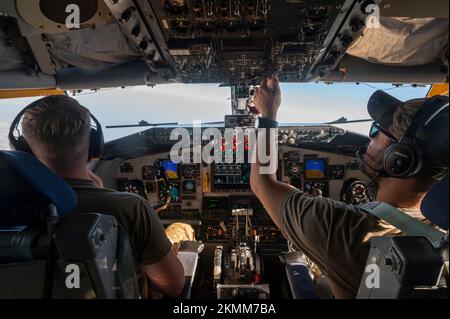 Die Piloten der 340. Expeditionary Air Tanken Squadron starten vom Al Udeid Air Base, Katar, 16. November 2022. Mit Unterstützung des KC-135 Stratotanker können Flugzeuge aus den USA und Partnerländern länger in der Luft bleiben, um ihre Patrouillen zu maximieren und regionale Stabilität zu gewährleisten. (USA Air Force Photo von Staff Sgt. Kirby Turbak) Stockfoto