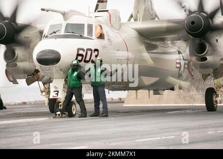 Eine E-2D Hawkeye, die an „Bear Aces“ der Airborne Command and Control Squadron (VAW) 124 angehängt ist, bereitet sich auf den Abflug des erstklassigen Flugzeugträgers USS Gerald R. Ford (CVN 78) vor, nachdem Ford am 25. November 2022 seinen ersten Einsatz aufgenommen hatte. Mehr als 4.600 Flotten, die Ford zugewiesen wurden, waren in der US-amerikanischen Flotte 2. und 6. tätig, was die Interoperabilität und Austauschbarkeit mit NATO-Verbündeten und -Partnern steigerte. Während des gesamten Einsatzes segelte die Gerald R. Ford Carrier Strike Group mehr als 9.200 Meilen, fertigte mehr als 1.250 Sorties ab, gab 78,3 Tonnen Kampfmittel aus, führte 13 laufende Wiederauffüllungen durch und Stockfoto