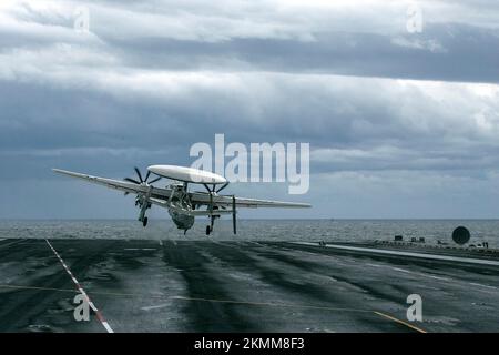 Eine E-2D Hawkeye, die dem ‚Bear Aces‘ der luftgestützten Kommando- und Kontrollstaffel (VAW) 124 angehängt ist, verlässt den erstklassigen Flugzeugträger USS Gerald R. Ford (CVN 78) nach dem ersten Einsatz des Schiffes am 25. November 2022. Mehr als 4.600 Flotten, die Ford zugewiesen wurden, waren in der US-amerikanischen Flotte 2. und 6. tätig, was die Interoperabilität und Austauschbarkeit mit NATO-Verbündeten und -Partnern steigerte. Während des gesamten Einsatzes segelte die Gerald R. Ford Carrier Strike Group mehr als 9.200 Meilen, fertigte mehr als 1.250 Sorties ab, gab 78,3 Tonnen Kampfmittel aus, führte 13 laufende Nachschübe durch und veranstaltete Gastgeber Stockfoto