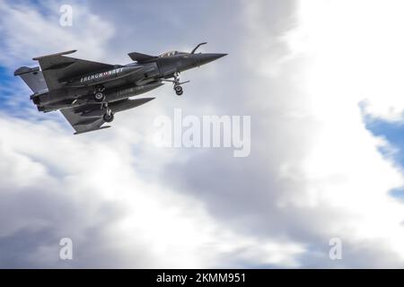 221123-N-IX644-2005 IONISCHES MEER (23. November 2022) Während des Flugbetriebs mit mehreren Fluggesellschaften zwischen den George H.W. Fliegt Ein Kampfflugjet von French Rafale über dem Flugzeugträger der Nimitz-Klasse USS George H. W. Bush (CVN 77) Bush Carrier Strike Group (CSG), Charles de Gaulle CSG und Italian Cavour CSG, 23. November 2022. Die George H.W. Die Bush Carrier Strike Group ist in den USA stationiert Marinestreitkräfte Europa Einsatzgebiet, angestellt von den USA Sechste Flotte, die die Interessen der USA, Verbündeten und Partner verteidigt. (USA Marinefoto von Mass Communication Specialist Seaman Sasha Ambrose) Stockfoto