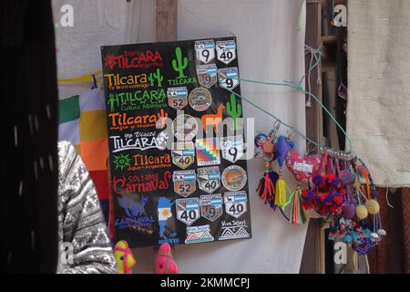 Kunsthandwerksartikel an der Straßenecke in Tilcara, Argentinien. 25. November 2022. Stockfoto