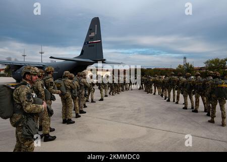 USA Fallschirmjäger der 173.. Luftwaffe, deutsche Sprungmeister der 26.. Luftwaffe und italienische Fallschirmjäger mit dem 4.. Alpini Fallschirmregiment laden sich während einer Proficiency Airborne Operation am Aviano Air Base am 14. November 2022 in eine C-130 Hercules. Diese Operation gibt den beteiligten Verbündeten die Möglichkeit, Vertrauen in die Ausrüstung und Verfahren der anderen zu gewinnen, und trägt dazu bei, die Verbindungen der Interoperabilität zwischen den NATO-Verbündeten aufzubauen. (USA Air Force Foto von Senior Airman Elijah M. Dority) Stockfoto