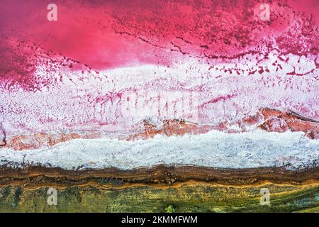 Rosa Seen. Ein Reservoir mit heilendem Mineralwasser, eine wunderbare Touristenattraktion. Blick aus der Luft. Stockfoto