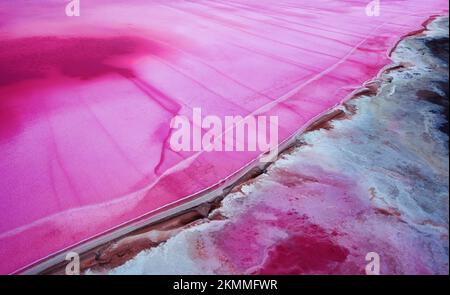 Rosa Seen. Ein Reservoir mit heilendem Mineralwasser, eine wunderbare Touristenattraktion. Blick aus der Luft. Stockfoto