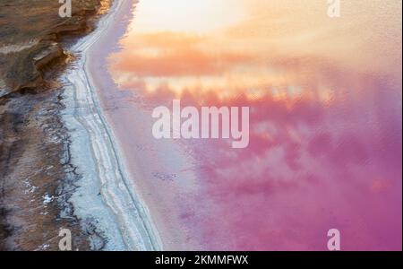 Rosa Seen. Ein Reservoir mit heilendem Mineralwasser, eine wunderbare Touristenattraktion. Blick aus der Luft. Stockfoto