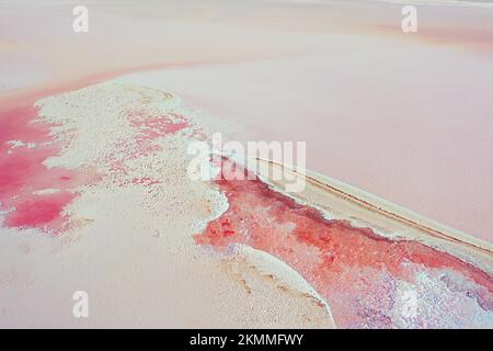 Rosa Seen. Ein Reservoir mit heilendem Mineralwasser, eine wunderbare Touristenattraktion. Blick aus der Luft. Stockfoto