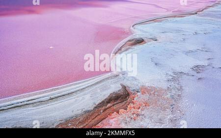 Rosa Seen. Ein Reservoir mit heilendem Mineralwasser, eine wunderbare Touristenattraktion. Blick aus der Luft. Stockfoto