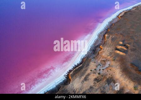 Rosa Seen. Ein Reservoir mit heilendem Mineralwasser, eine wunderbare Touristenattraktion. Blick aus der Luft. Stockfoto