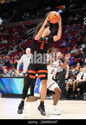 25. November 2022: Oregon State Beavers Guard Jordan Pope (0) erholt sich beim NCAA-Basketballspiel PK85 zwischen den Oregon State Beavers und den Florida Gators im Moda Center, Portland, OR. Larry C. Lawson/CSM (Cal Sport Media via AP Images) Stockfoto