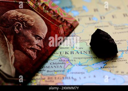 Nahaufnahme einer Rubel-Banknote und einer Erzeinlage auf einer Karte, die Ukrain zeigt Stockfoto