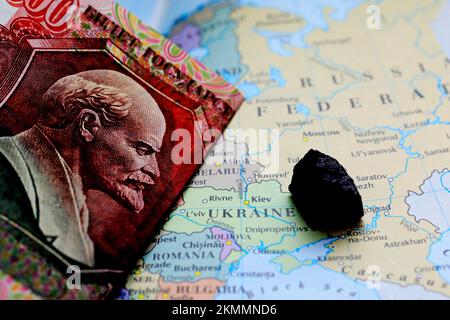 Nahaufnahme einer Rubel-Banknote und einer Erzeinlage auf einer Karte, die Ukrain zeigt Stockfoto